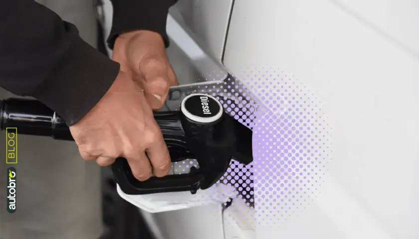 Mano che inserisce la pompa diesel nel serbatoio di un'auto con motore Euro 5.
