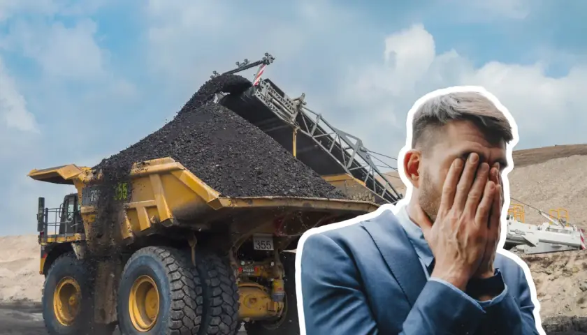 Zrezygnowany mężczyzna w garniturze na tle kopalni węgla. Czyżby kurs bogdanka okazał się zbyt trudny?