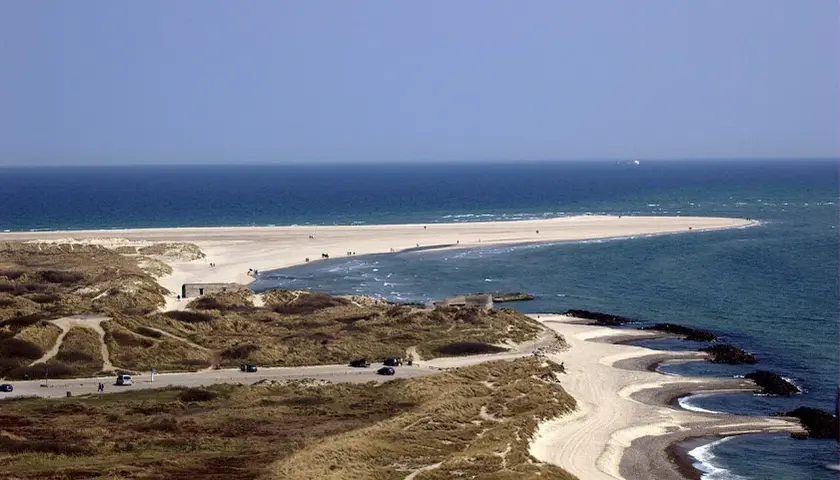 Skagen: Wo Nordsee und Ostsee sich treffen. Dünen, Sandstrand und das weite Meer.