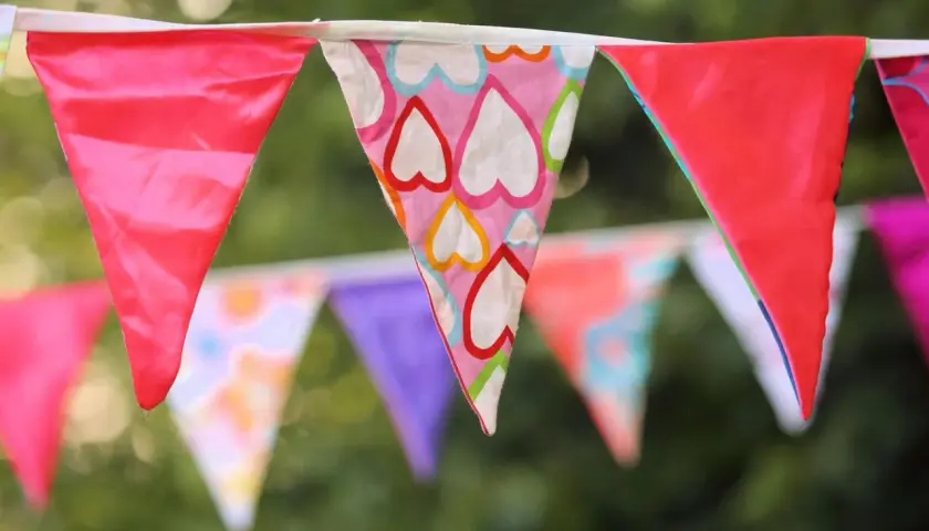 Bunte Wimpelkette mit Herzmuster, perfekt für jede Feier. Ein tolles Schnittmuster für DIY-Dekorationen.