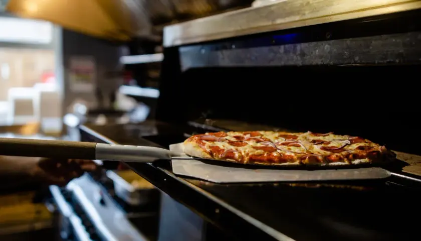 Czy pizzę piec na papierze do pieczenia? Odkryj zalety i wady