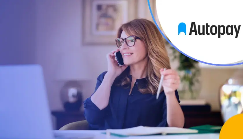 Kobieta rozmawia przez telefon, trzymając długopis. Logo Autopay sugeruje, że chodzi o płatności.