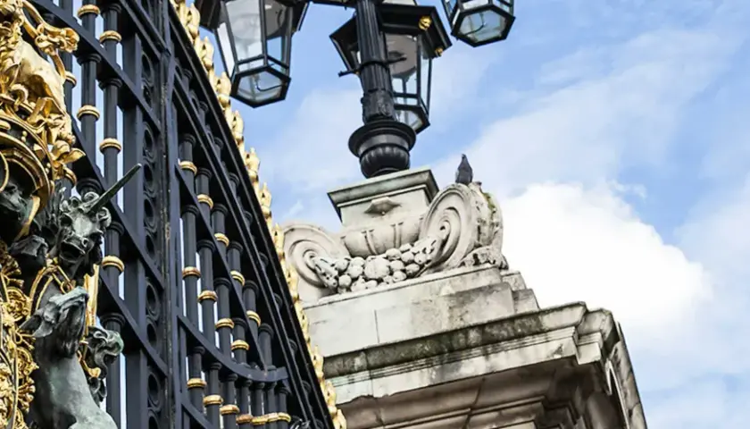 Złota brama i ozdobne lwy przed Pałacem Buckingham. Idealne miejsce na zwiedzanie!