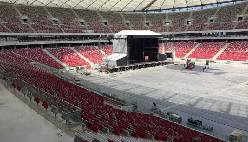 Przygotowania do wielkiego koncertu PGE Narodowy. Scena gotowa, a trybuny czekają na tłumy fanów.