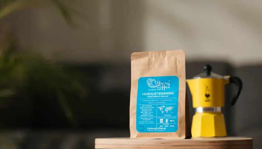 Jak przechowywać kawę ziarnistą? Opakowanie kawy Colberg Coffee Huehuetenango i żółta kawiarka moka sugerują świeżość i aromat.