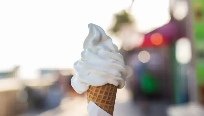 Pyszne lody włoskie w wafelku, idealne na upalny dzień. Choć kuszą smakiem, warto pamiętać o ich kcal.