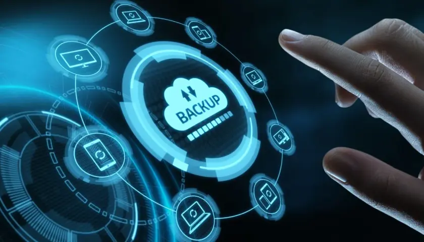 Dedo tocando pantalla con iconos de dispositivos y nube para sincronizar datos.