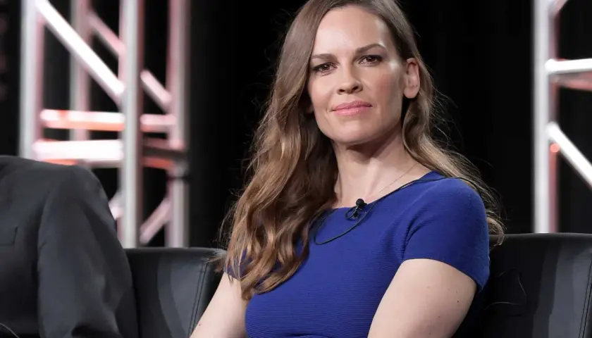 Hilary Swank, som spelar rollen i "P.S. I Love You", sitter i en blå klänning.