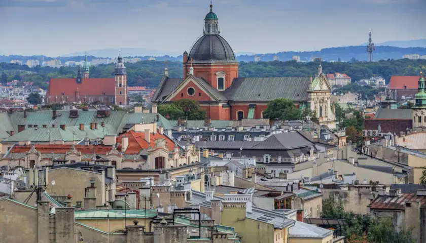 Widok na krakowskie dachy z dominującą kopułą kościoła Piotra i Pawła w Krakowie.