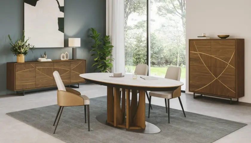 Salle à manger moderne avec table ovale, chaises, tapis et buffet en bois. La hauteur du buffet s'intègre parfaitement à l'espace.