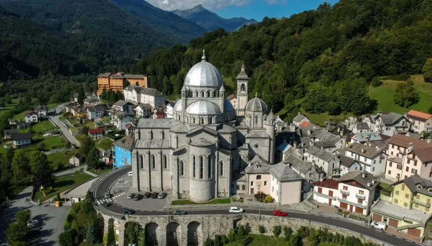 Basilica di Santa Maria Maggiore, un gioiello architettonico incastonato tra le montagne. Scopri cosa vedere in questo luogo sacro e suggestivo.