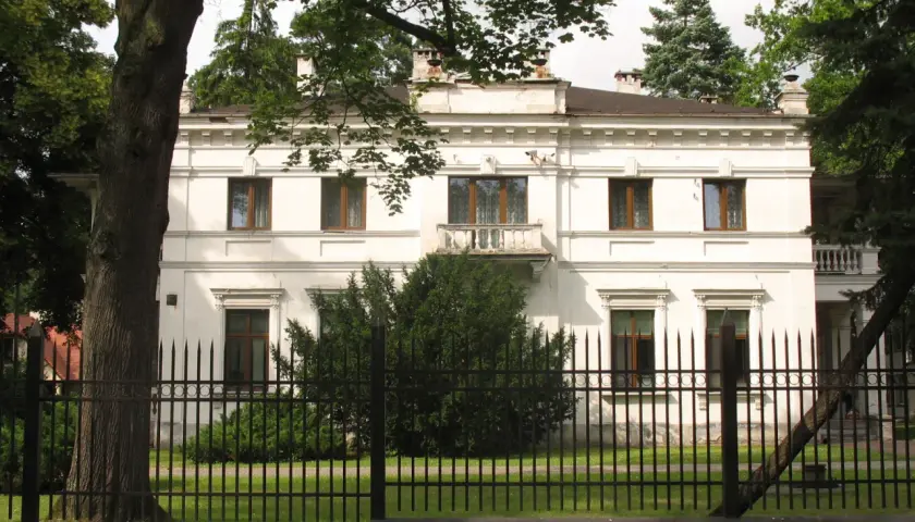 Dom Aktora w Skolimowie zdjęcia – zobacz jego wyjątkową architekturę i historię