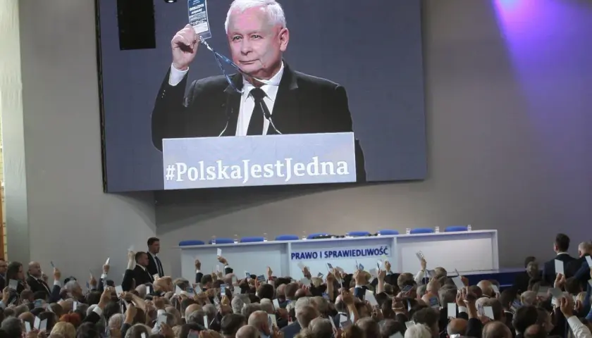 Jarosław Kaczyński na ekranie, tłum z kartkami. Sekrety spotkań w Przysusze, co działo się za zamkniętymi drzwiami kongresu.