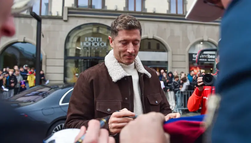 Robert Lewandowski: 38 mln $ rocznie! Jak zarabia poza boiskiem?