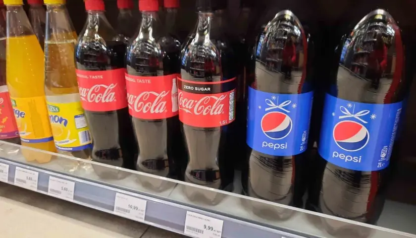 Butelki Pepsi i Coca-Coli na półce sklepowej. Cena Pepsi 2L to 11,99 zł.