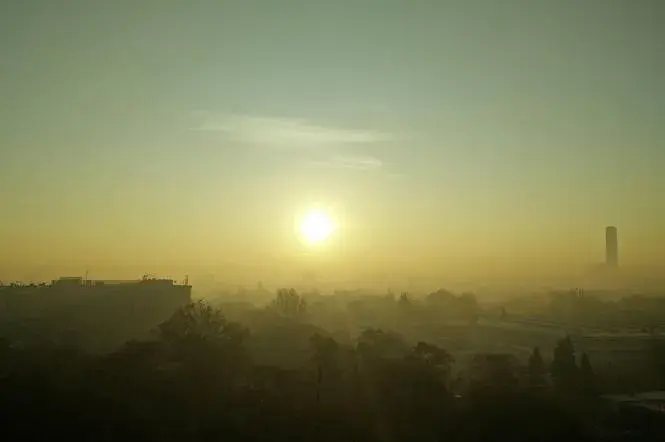 Smog czy mgła we Wrocławiu? Szybko sprawdź i chroń zdrowie!