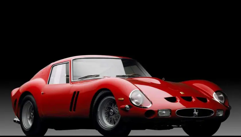 Klasyczne, czerwone włoskie auto sportowe, Ferrari 250 GTO, błyszczy na czarnym tle.