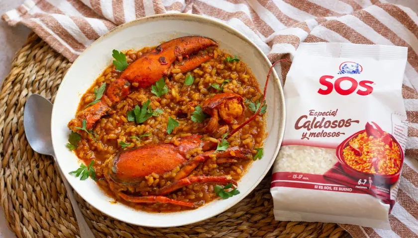 Un delicioso arroz con bogavante, preparado con arroz SOS Especial Caldosos y melosos, adornado con perejil fresco.