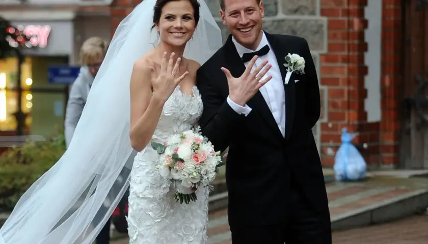 Szczęśliwi Patrycja Drozd Stockinger i jej mąż pokazują obrączki po ślubie.