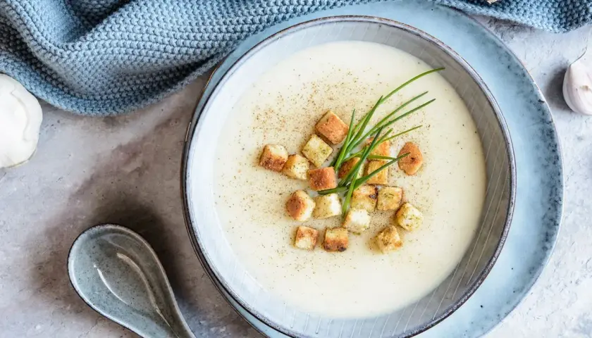 Velouté crémeux garni de croûtons dorés et de ciboule fraîche. Une recette soupe réconfortante, prête à être dégustée.