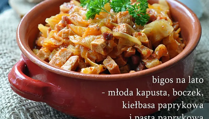 Letnia wersja bigosu z młodej kapusty, boczku, kiełbasy paprykowej i pasty paprykowej. Idealny przepis, jak ugotować dobry bigos z młodej kapusty.