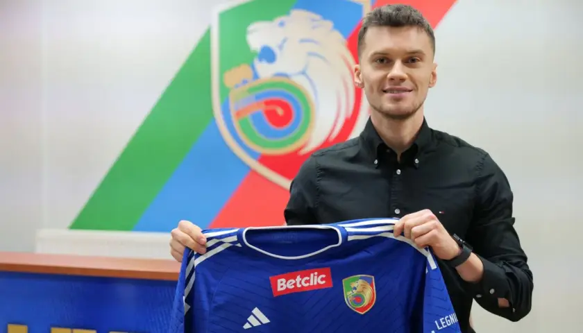 Piłkarz prezentuje niebieską koszulkę Miedzi Legnica. To nowy nabytek, wzmocnienie w ramach transferów.