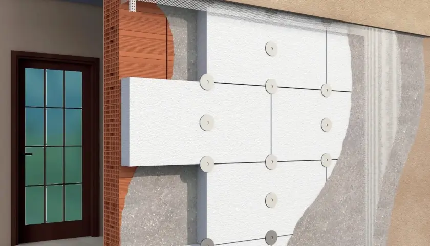 Dettaglio costruttivo per la finitura cappotto termico esterno: pannelli isolanti fissati su muratura con rete e intonaco.