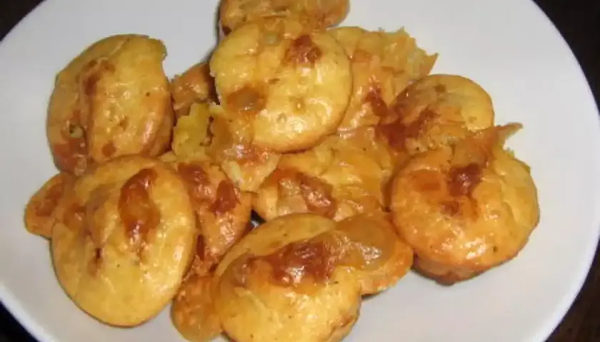 Petits muffins dorés au reblochon, parfaits pour un apéritif savoyard.