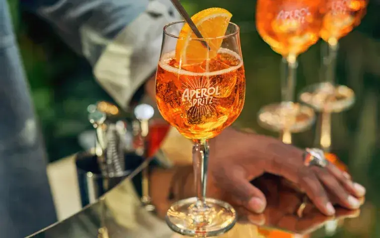 Aperol Spritz drink - przepis na idealny letni koktajl, który zachwyca