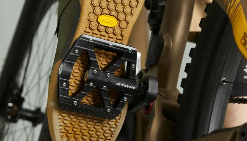 Buty rowerowe z podeszwą Vibram i pedały B'TWIN. Idealne, jakie pedały do roweru trekkingowego dla pewnego chwytu.