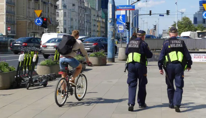 Straż miejska na osiedlu: kiedy mandat za parkowanie jest legalny?