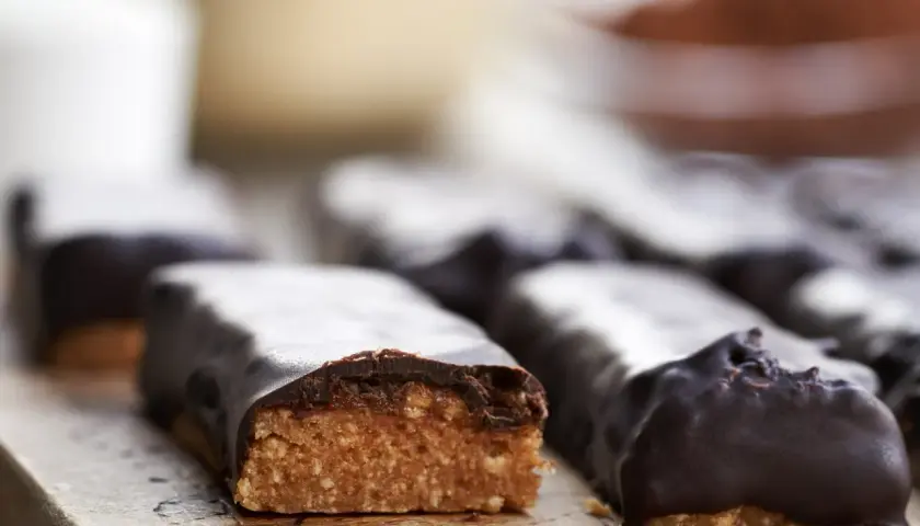 Domowe batony proteinowe przepis. Czekoladowe polewy i chrupiące wnętrze. Idealne na szybką przekąskę.