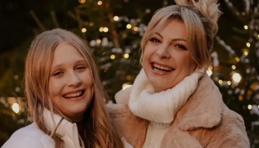Magda Narożna z córką Gabrielą na tle choinki.