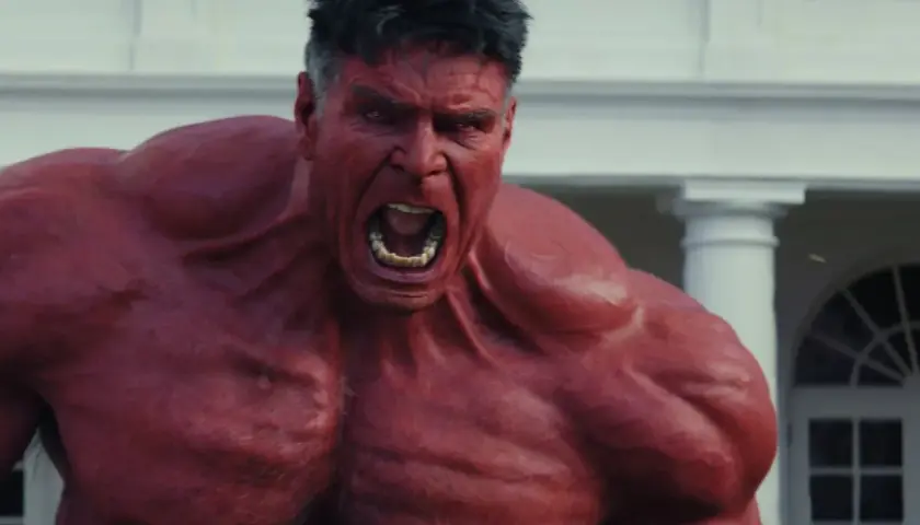 Le Red Hulk, ressemblant à Harrison Ford en colère, hurle devant une façade blanche.