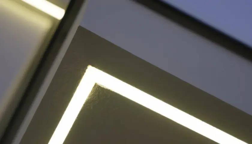 Nowoczesny profil led do elewacji tworzy geometryczne linie świetlne, podkreślając architekturę budynku.