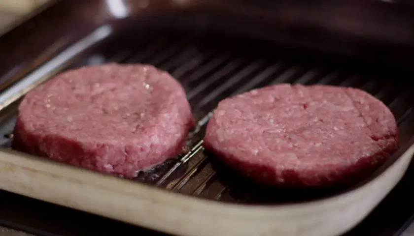 Jak usmażyć idealnego burgera? Sekret soczystego mięsa krok po kroku