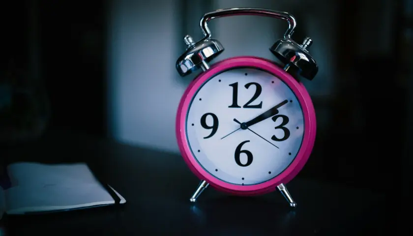 Różowy budzik na stoliku przypomina o ciszy nocnej w bloku. Jest późno, czas na sen.