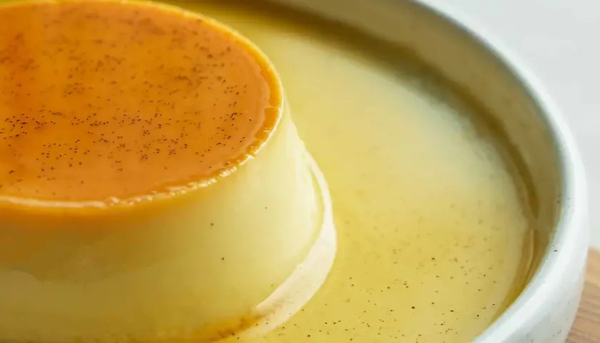 En krämig creme caramel, perfekt för ett enkelt recept. Den gyllene karamellen och vaniljprickarna lovar en ljuvlig smakupplevelse.