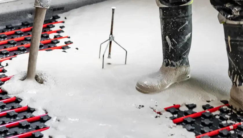 Ile schnie wylewka anhydrytowa? Poznaj kluczowe czynniki wpływające na czas schnięcia