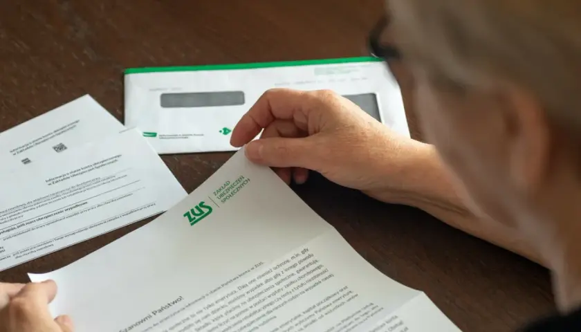 Osoba analizuje dokument ZUS, który zawiera informacje o składkach na ubezpieczenie wypadkowe.