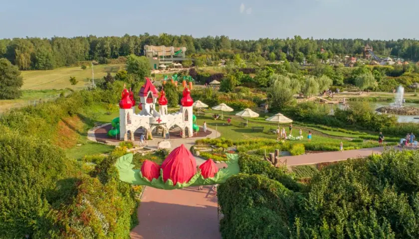 Bajkowy zamek i plac zabaw w otoczeniu zieleni. Sprawdź magiczne ogrody cennik i zaplanuj rodzinny wypad.