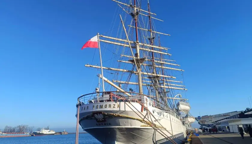 Duma polskiego żeglarstwa, żaglowiec "Dar Pomorza", cumuje w porcie. Biało-czerwona flaga dumnie powiewa na maszcie.