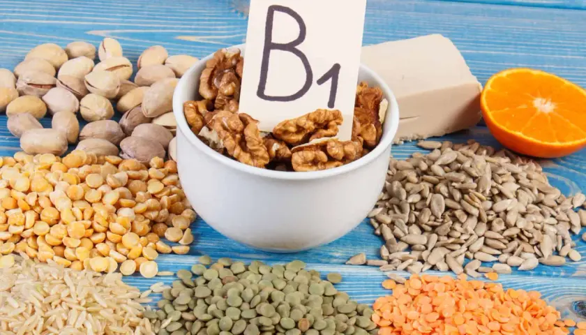 Tiamina co to? Orzechy, nasiona, soczewica, ryż, groch, pistacje, pomarańcza i drożdże – produkty bogate w witaminę B1.