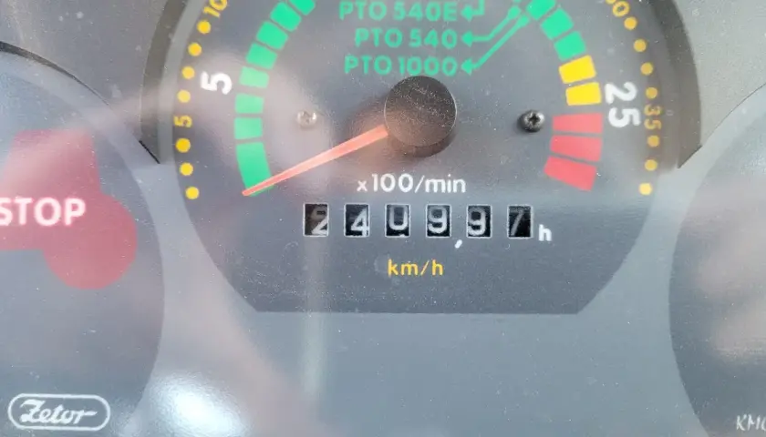 Zegar ciągnika Zetor pokazuje 240997 motogodzin. Czerwony wskaźnik STOP jest widoczny.