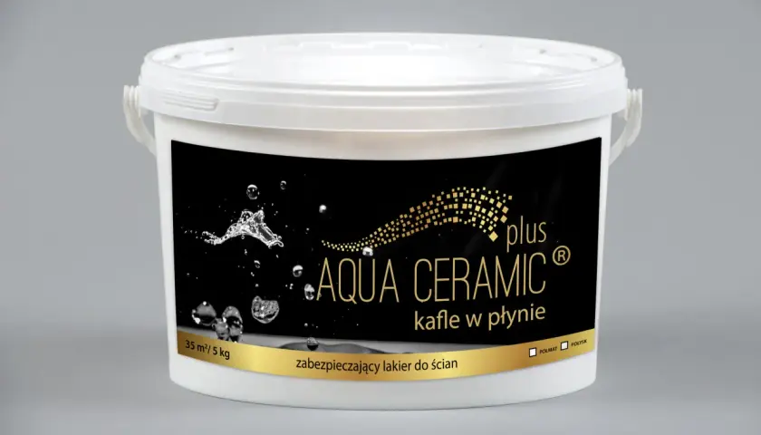 Białe wiaderko z czarną etykietą, na której widnieje napis "AQUA CERAMIC kafle w płynie" oraz grafika przedstawiająca wodę i złote kwadraty.