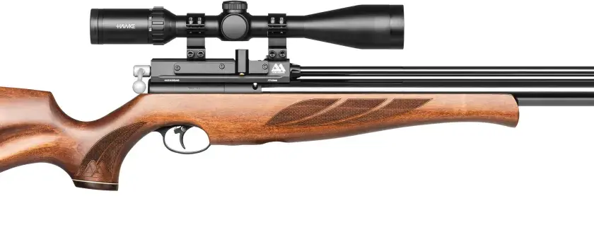 Elegancki karabin pneumatyczny Air Arms S410 z drewnianą osadą i lunetą Hawke.