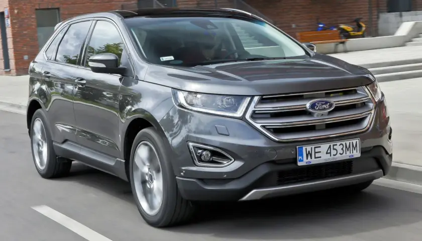 Szary Ford Edge w ruchu miejskim. Kierowca zadowolony, jak wskazują ford edge opinie.