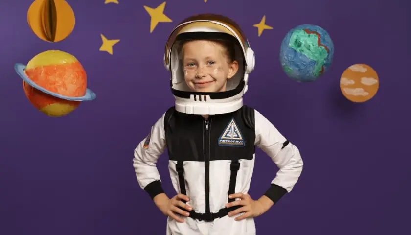 Dziecko w stroju astronauty, gotowe na kosmiczną przygodę. Jak zrobić strój astronauty? To proste!