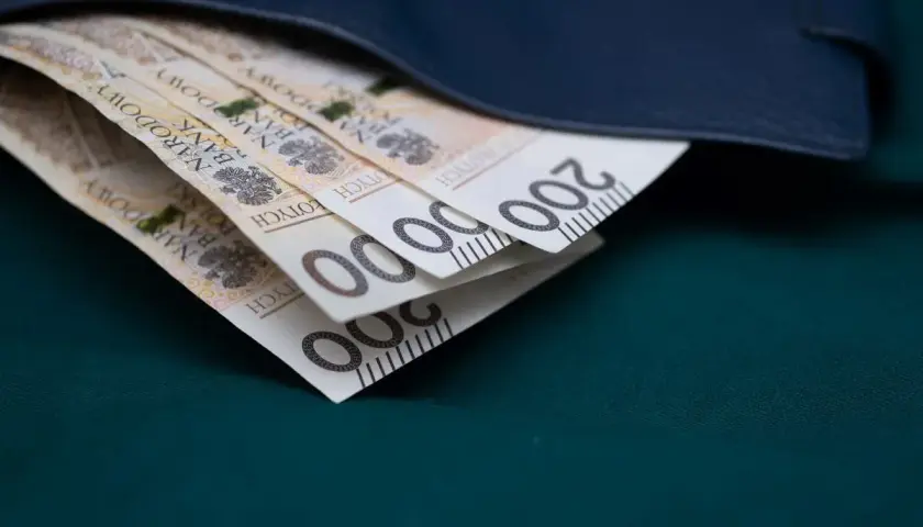 Portfel z banknotami 200 zł. Może to być nagroda jubileuszowa za 40 lat pracy w budżetówce.