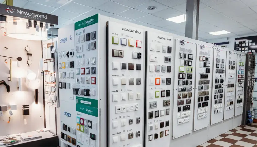 W hurtowni elektrycznej Zator znajdziesz szeroki wybór osprzętu elektroinstalacyjnego, w tym gniazdka i włączniki Simon.
